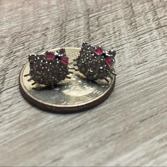 18K white solid gold Hello Kitty earring - Picture 3 of 5